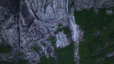 Ringedalsvatnet Gölü yamacında Troll Dili ya da Trolltunga 'nın bulunduğu yerde. Bir fiyort üzerinde hava aracı vuruldu. Yüksek kalite 4k görüntü