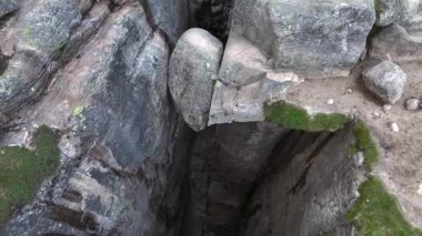 Norveç Kjerag dağları Kjeragbolten 'den manzara manzarası ile seyahat eder.