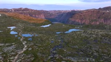 Norveç nefes kesici Ringedalsvatnet Gölü Trol Dili ya da Trol Tunga 'nın bulunduğu yer. Bir fiyort üzerinde hava aracı vuruldu. Yüksek kalite 4k görüntü