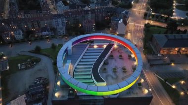 Aarhus, Jutland, Danimarka - ARoS Aarhus Sanat Müzesinde Akşam Alacakaranlığı 'nda Hava Aracı Görüntüsü. Parlayan Renkli Çember. Yüksek kalite 4k görüntü