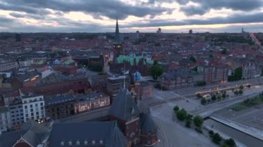 Aarhus, Jutland, Danimarka - Domkirke Katedrali ile Akşam Alacakaranlığı 'nda Hava Aracı Görüntüsü
