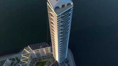 Aarhus Limanı Rıhtım Bölgesi 'nin Terraced Binaları' yla hava görüntüsü. Aarhus, Danimarka 'da çağdaş mimarlık. Yüksek kalite 4k görüntü