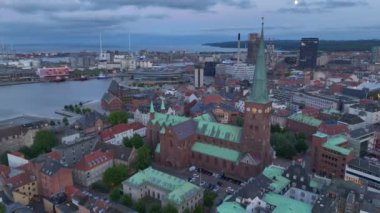 Aarhus, Jutland, Danimarka - Domkirke Katedrali ile Akşam Alacakaranlığı 'nda Hava Aracı Görüntüsü