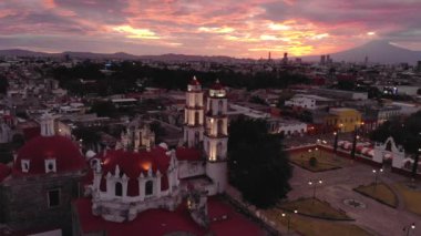 Puebla, Puebla de Zaragoza, Puebla State, Meksika 'da şehir merkezinin dramatik akşam güneşli hava aracı çekiminde. Yüksek Kalite İçerik