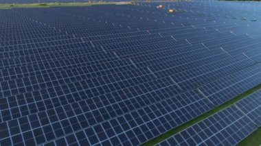 Photovoltaik Panelleri olan güneş enerjisini elektriğe çeviren bir güneş çiftliği. Günbatımında Danimarka 'da yeşil enerji. Havadan. Yüksek kalite 4k görüntü