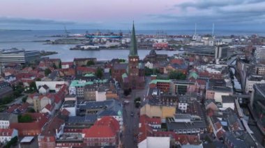 Aarhus, Jutland, Danimarka - Domkirke Katedrali ile Akşam Alacakaranlığı 'nda Hava Aracı Görüntüsü