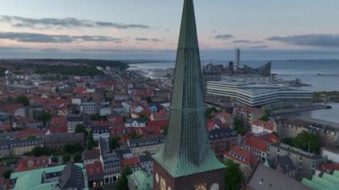 Aarhus, Jutland, Danimarka - Domkirke Katedrali ile Akşam Alacakaranlığı 'nda Hava Aracı Görüntüsü