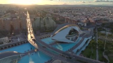 Kraliçe Sofya Sanat Sarayı, İspanya 'nın Valencia kentindeki Ciudad de las Artes y las Ciencias çevresinde günbatımında havadan hiperlapa. Yüksek kalite 4k görüntü