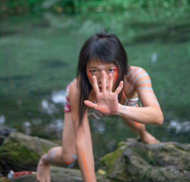 Bikini 'deki Asyalı Kız Meksika, Oaxaca Eyaleti' nde Uçurumun Kıyısında Dans Ediyor. Gezgin Endonezyalı Kız. 4k UHD Görüntü