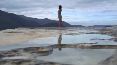 Bikini 'deki Asyalı Kız Meksika, Oaxaca' da Taşlaşmış Şelale Hierve el Agua 'nın Kıyısında Dans Ediyor. Seyahat ediyorum. Yavaş Hareket Videosu