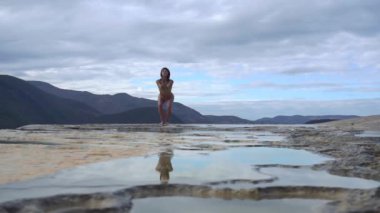 Bikini 'deki Asyalı Kız Meksika, Oaxaca' da Taşlaşmış Şelale Hierve el Agua 'nın Kıyısında Dans Ediyor. Seyahat ediyorum. Yavaş Hareket Videosu