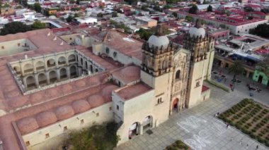 Katedral Templo de Santo Domingo de Guzman, Meksika 'nın Oaxaca şehrinde günbatımında bulunan bir Barok dini binasıdır. 4k