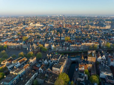 Amsterdam Tarih Merkezi Havacılık Sabah Manzarası. Amsterdam 'daki Baraj Sokağı, Hollanda. Sakin Şafak Şehri, Centraal. Yüksek kalite 4k görüntü
