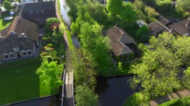 Giethoorn Drone Manzarası. Hollanda Köyü Hava Görüntüleri. Hollanda 'nın en güzel köyü. Hollanda Venedik 'i. Yüksek kalite 4k görüntü