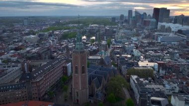 Gün doğumunda Iconic Grote Kerk, Lahey, Hollanda 'daki Büyük Kilise olarak da bilinir, Hava Aracı Manzarası. Yüksek kalite 4k görüntü