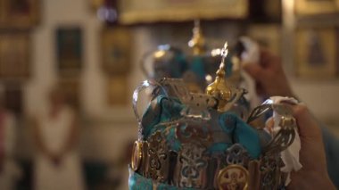 Bir kilise düğününde gelinlerin başları taç giyer. Seremoni 'nin özellikleri. Gelin ve damat kilisede. Yüksek kalite 4k görüntü