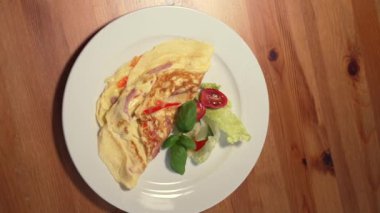 Omtelle, Salata ile Kahvaltı, Pürüzsüz Yemek Atışı Bir Restoranda ya da Cafe 'de, Sabah Yemeği' nde. Yüksek kalite 4k görüntü