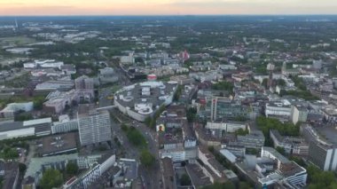 Essen, Almanya - 9.09.2024: Essen-Stadtkern, Limbecker alışveriş merkezinin çatısındaki otopark. Günbatımında Almanya 'da NRW şehrinin havacılığı. Yüksek kalite 4k görüntü