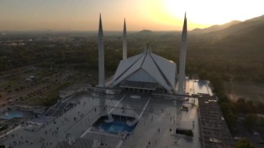 Alacakaranlık namazında İslamabad 'daki Faisal Camii Iftari, Ramazan, Aerial yemek için Pakistan' ın en büyük camisinde toplandı. Yüksek kalite 4k görüntü