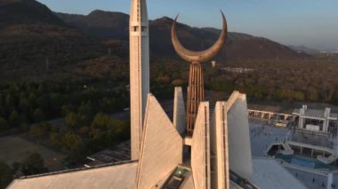 Gün batımında İslamabad 'daki Faisal Mescid Tepesi' nde Hilal 'i kapatın. Pakistan 'ın En Büyük Camii' ndeki Maymunlar, Hava. Yüksek kalite 4k görüntü