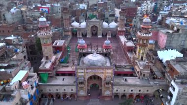 Vezir Han 'ın Lahor' daki camii Dehli Kapısı 'nın yakınındaki duvarla çevrili. Lahore, Punjab, Pakistan - Akşam vakti hava görüntüsü. Yüksek kalite 4k görüntü