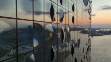 Hanseatic City, Hamburg 'daki Elbphilharmonie' nin Modern Cam Yüzeyinde Şehir ve Günbatımı Yansıması. Almanya, Hava Manzarası. Yüksek kalite 4k görüntü