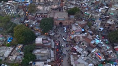 Alacakaranlık 'taki Delhi Kapısı, yayalar ve motosikletlerle dolu. Pakistan Tarihi Duvarlı Şehrinde Hızlı Yaşam. Yüksek kalite 4k görüntü