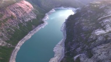 Norveç nefes kesici Ringedalsvatnet Gölü Trol Dili ya da Trol Tunga 'nın bulunduğu yer. Bir fiyort üzerinde hava aracı vuruldu. Yüksek kalite 4k görüntü