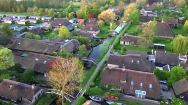 Giethoorn Drone Manzarası. Hollanda Köyü Hava Görüntüleri. Hollanda 'nın en güzel köyü. Hollanda Venedik 'i. Yüksek kalite 4k görüntü