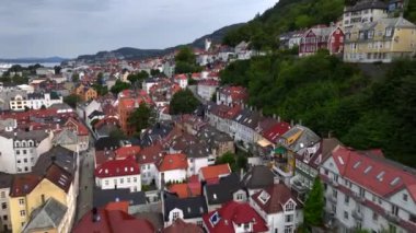 Norveç 'in batı kıyısındaki Hordaland belediyesinin Norveç' in ikinci büyük şehri Bergen Aerial View. Yüksek kalite 4k görüntü