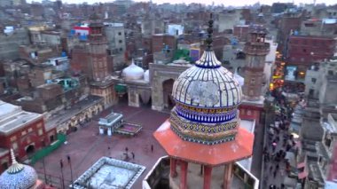 Vezir Han 'ın Lahor' daki camii Dehli Kapısı 'nın yakınındaki duvarla çevrili. Lahore, Punjab, Pakistan - Akşam vakti hava görüntüsü. Yüksek kalite 4k görüntü