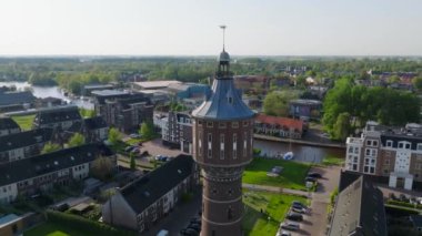 Sneek City 'nin insansız hava aracı görüntüsü. Tarihi, ikonik Watergate, su havuzu. Snkeek, Hollanda 'da insansız hava aracı vuruldu. Yüksek kalite 4k görüntü