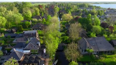 Giethoorn Drone Manzarası. Hollanda Köyü Hava Görüntüleri. Hollanda 'nın en güzel köyü. Hollanda Venedik 'i. Yüksek kalite 4k görüntü