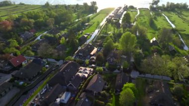 Giethoorn Drone Manzarası. Hollanda Köyü Hava Görüntüleri. Hollanda 'nın en güzel köyü. Hollanda Venedik 'i. Yüksek kalite 4k görüntü