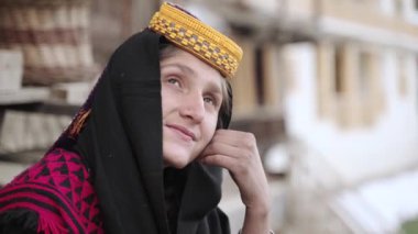 Portre Genç Kalashi Kadın, Pakistan 'ın Chitral şehrinde Bumburet Vadisi' nde geleneksel olarak giyinmiş güzel bir kız. Yüksek kalite 4k görüntü