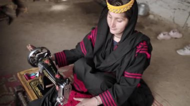Portre Genç Kalashi Kadın, Pakistan 'ın Chitral şehrinde Bumburet Vadisi' nde geleneksel olarak giyinmiş güzel bir kız. Yüksek kalite 4k görüntü
