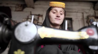 Genç Kalashi 'nin portresi, geleneksel olarak giyinmiş kız Kalash Vadisi, Chitral, Pakistan' da elbise dikiyor. Yüksek kalite 4k görüntü