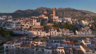 İspanya 'nın pitoresk bir Akdeniz kıyısındaki Altea şehri. Eski bir kilise Altea, Alicante, İspanya 'nın simgesidir. Yüksek kalite 4k görüntü