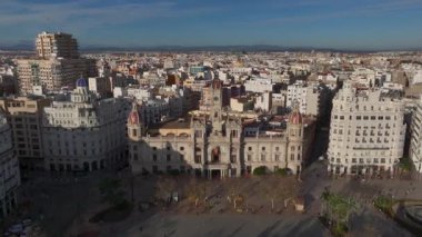 Valencia Merkez Meydanı, La Placa de LAjuntament, Havacılık. Valencia, İspanya 'daki Ayuntamiento Meydanı' ndaki belediye binası. Yüksek kalite 4k görüntü