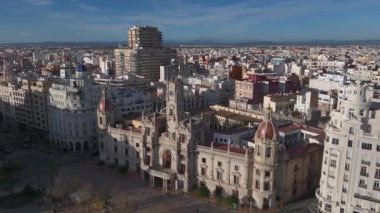 Valencia Merkez Meydanı, La Placa de LAjuntament, Havacılık. Valencia, İspanya 'daki Ayuntamiento Meydanı' ndaki belediye binası. Yüksek kalite 4k görüntü