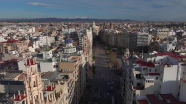 Valencia Merkez Meydanı, La Placa de LAjuntament, Havacılık. Valencia, İspanya 'daki Ayuntamiento Meydanı' ndaki belediye binası. Yüksek kalite 4k görüntü