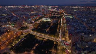Valencia, İspanya 'da gece vakti aydınlatılmış tarihi şehir merkezi. Avrupa 'daki Sokaklar ve Altyapı' nın insansız hava aracı görüntüleri. Yüksek kalite 4k görüntü
