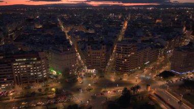 Valencia, İspanya 'da gece vakti aydınlatılmış tarihi şehir merkezi. Avrupa 'daki Sokaklar ve Altyapı' nın insansız hava aracı görüntüleri. Yüksek kalite 4k görüntü