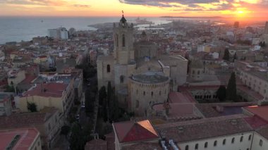 Tarragona Katedrali, Sunset Time 'da dramatik gökyüzü manzaralı hava manzarası. Sahil şehri Tarragona, Katalonya, İspanya. Yüksek kalite 4k görüntü