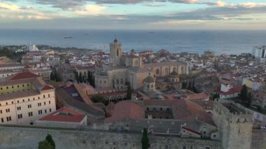 Tarragona Katedrali, Sunset Time 'da dramatik gökyüzü manzaralı hava manzarası. Sahil şehri Tarragona, Katalonya, İspanya. Yüksek kalite 4k görüntü