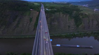 Moselle Vadisi Köprüsü, Hava Manzarası. Otoban A61, Koblenz yakınlarındaki Moseltal Köprüsü Rhineland-Palatinate, Almanya. 4k UHD görüntüsü