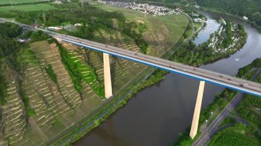 Moselle Vadisi Köprüsü, Hava Manzarası. Otoban A61, Koblenz yakınlarındaki Moseltal Köprüsü Rhineland-Palatinate, Almanya. 4k UHD görüntüsü