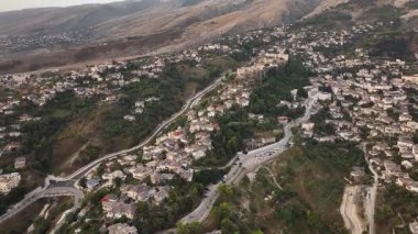 Saat kulesine sahip Cirokaster kalesi, Arnavutluk 'ta şilte mimari evler, Unesco Dünya Mirası Sitesi, antik kasaba. 4k UHD