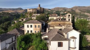 Saat kulesine sahip Cirokaster kalesi, Arnavutluk 'ta şilte mimari evler, Unesco Dünya Mirası Sitesi, antik kasaba. 4k UHD
