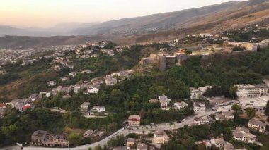 Saat kulesine sahip Cirokaster kalesi, Arnavutluk 'ta şilte mimari evler, Unesco Dünya Mirası Sitesi, antik kasaba. 4k UHD